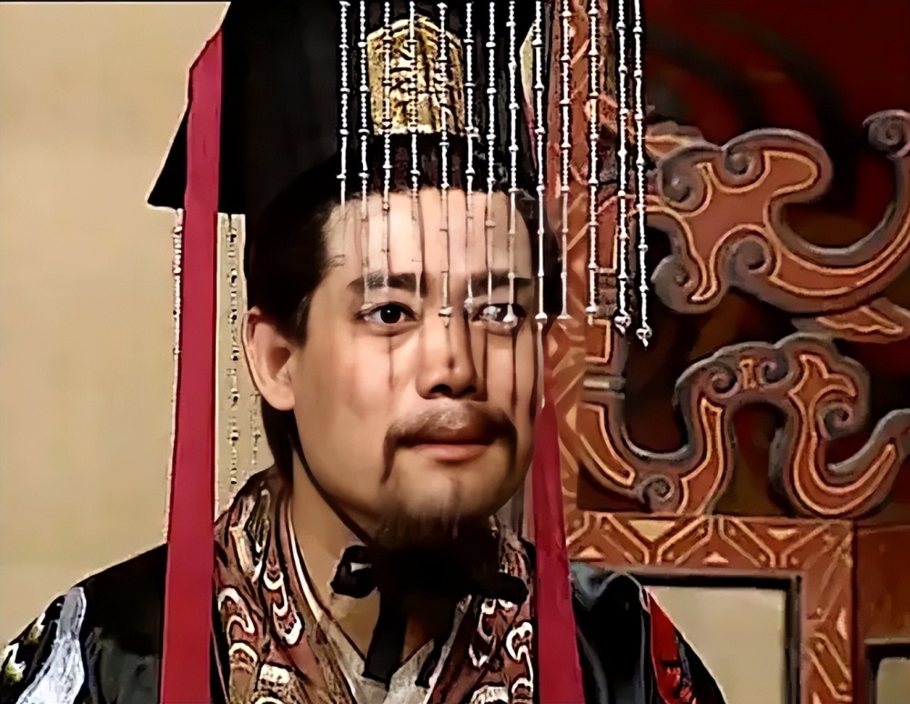 《三国演义》里被曹丕逼迫让位的汉献帝刘协;尤其是联想到鲍大志塑造