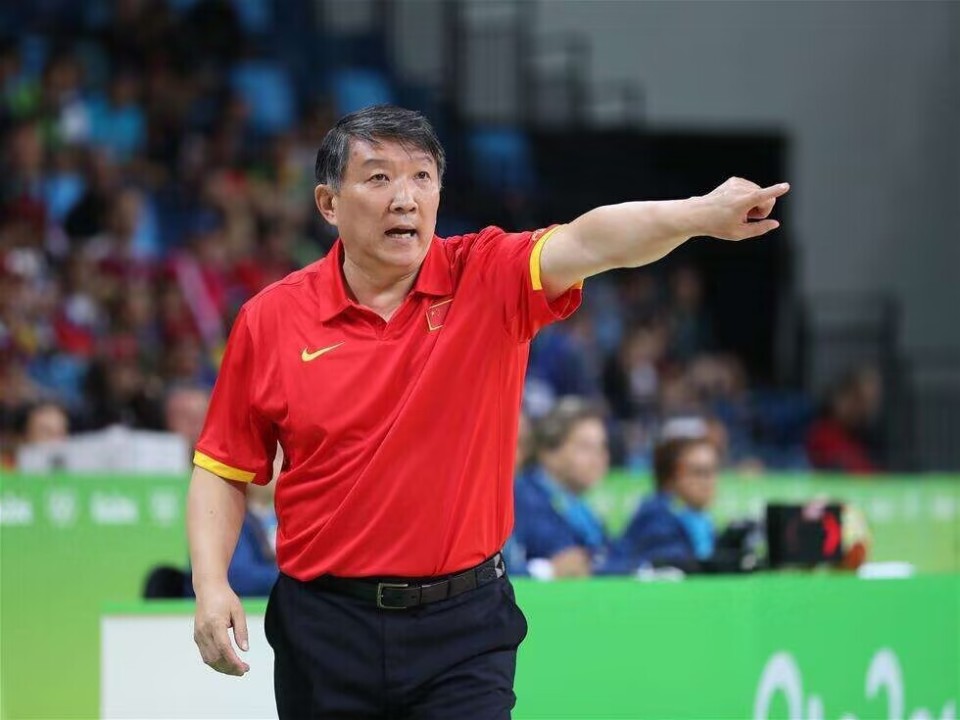 过去20年,每当中国篮球堕入低谷,宫鲁鸣的名字就会再次出现国家队主