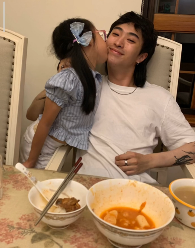 伊能静儿童节晒女儿,8岁米粒遗传爸爸秦昊高个子,越长越漂亮