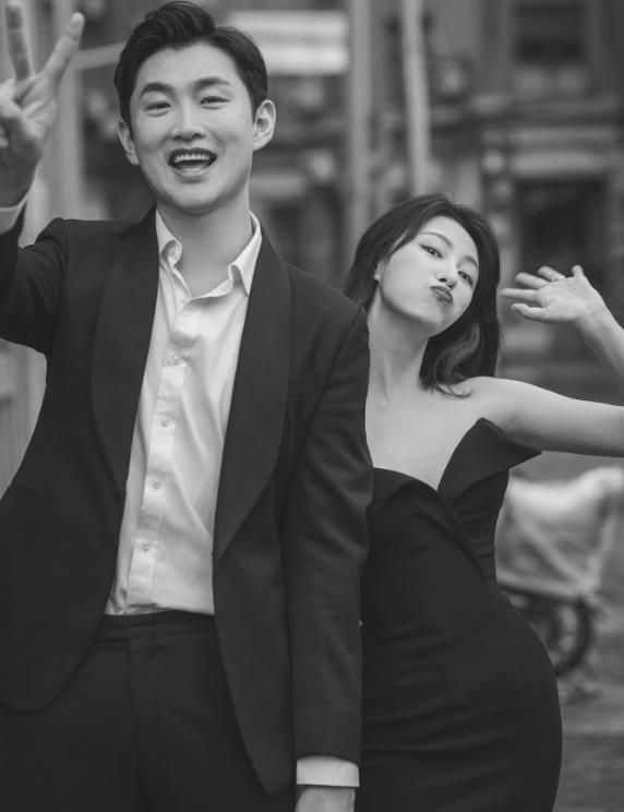 王彦霖晒全家福庆结婚2周年艾佳妮衣着宽松有孕味被猜怀二胎