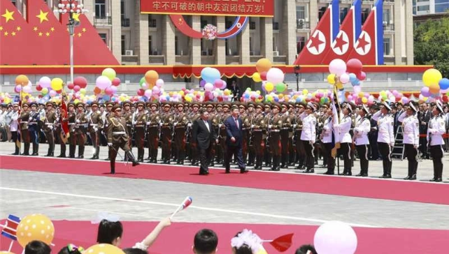 习近平抵达平壤 朝方举行盛大欢迎仪式