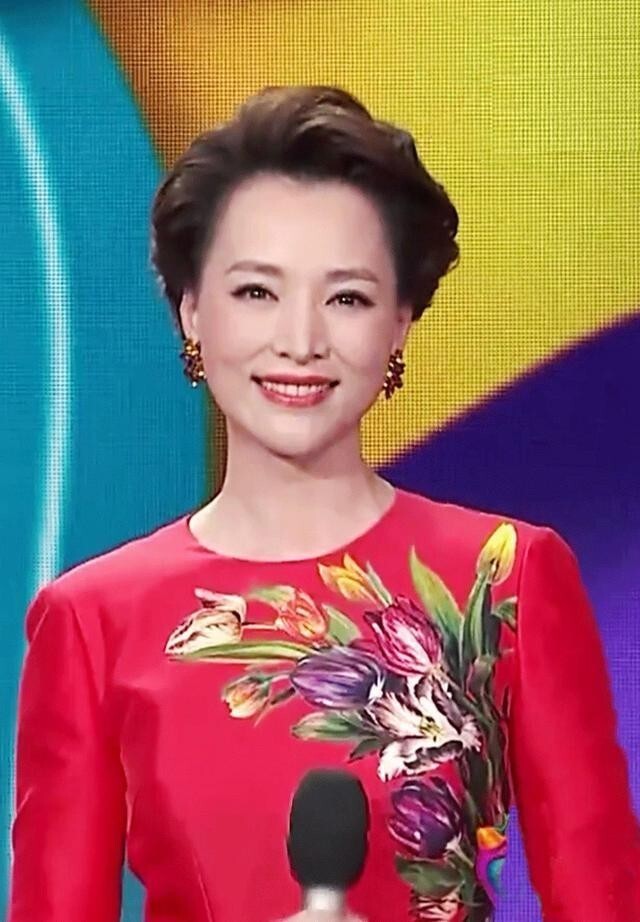 相比于周涛,董卿主持央视春晚的时间相对靠后.
