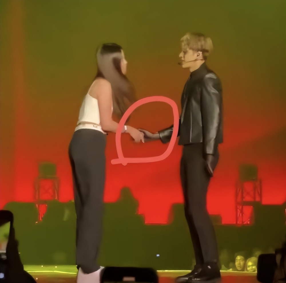 王嘉尔演唱会半裸上身秀腹肌,裤子掉档露出半个内衣_腾讯新闻