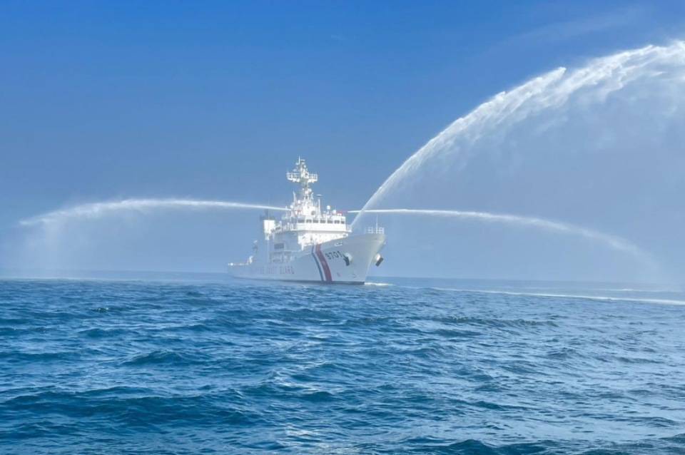 南海上演实力较量菲补给船强闯封堵线中国海警船水炮驱离