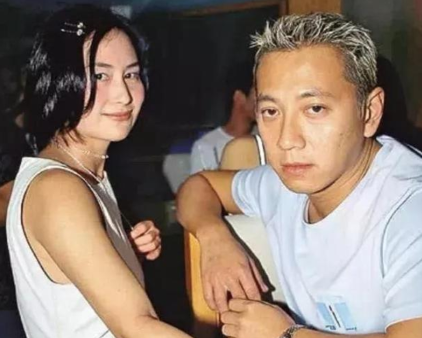 何超琼前男友罕露面,56岁穿破洞裤头发花白,已婚儿女双全很幸福_腾讯