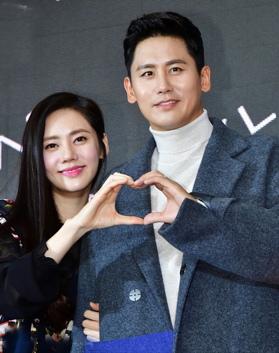 官方称秋瓷炫丈夫没出轨但于晓光被骂了2年一点也不冤