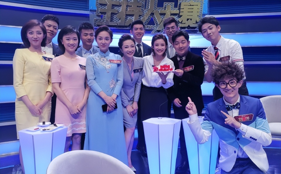 《主持人大赛》开播即王炸,董卿遗憾缺席,12名选手神仙打架,冯琳拿第