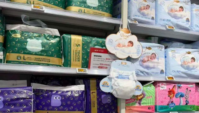 纸尿裤风波中的母婴店：急忙贴检测报告，暂未下架产品