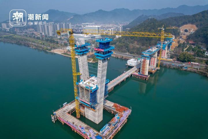 y形主塔矗立江面金建铁路新安江特大桥完成首个塔肢封顶