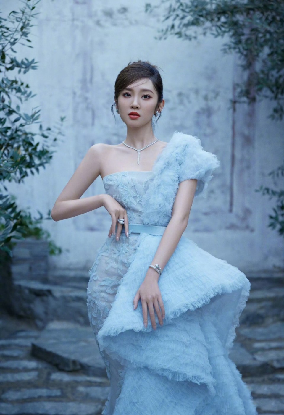 张若昀夫妇出席活动说悄悄话笑不停尽显恩爱唐艺昕造型引热议