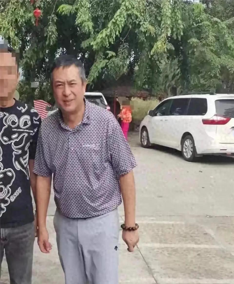 54岁张嘉译被偶遇！白发苍苍腰越来越严重，完全没办法站直