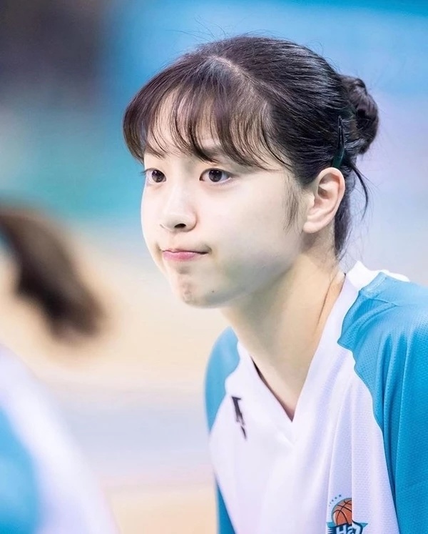 韩国女篮球运动员因美貌走红网络韩网友说她长得像韩孝周