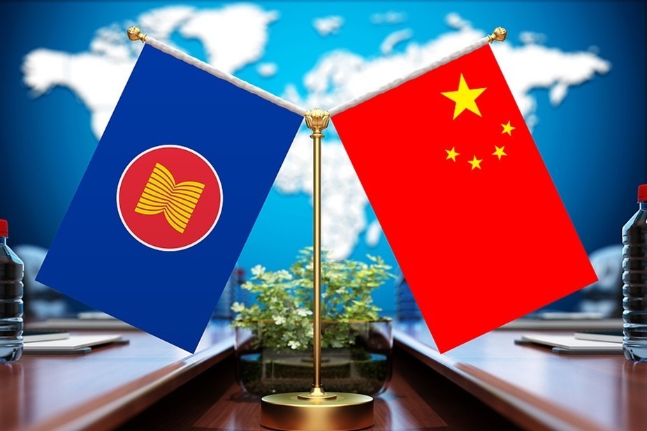 东盟旗帜和中国国旗马科斯还应该认清的现实是,中国跟东盟之间的合作