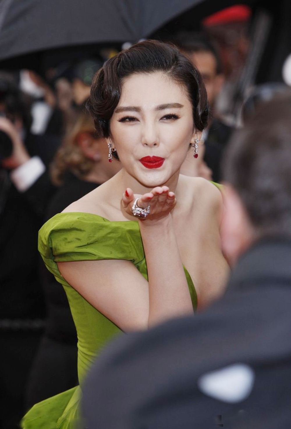 张雨绮"厌男"被骂上热搜,暴露一个圈子的悲哀