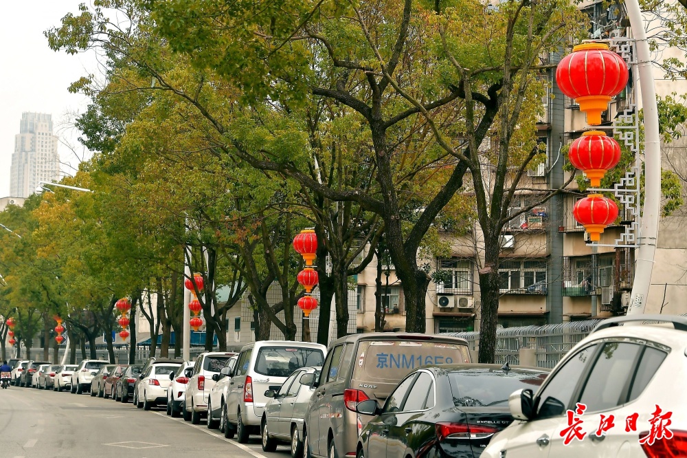 武汉街头,红了!