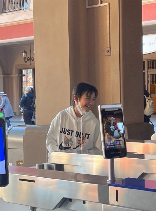 刘烨儿子诺一现身环球影城游玩，女同学面前表现拘谨，独自走前面_腾讯新闻