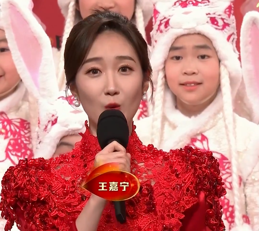 春晚主持人状态比拼!马凡舒撞脸李思思,新人王嘉宁假睫毛抢镜