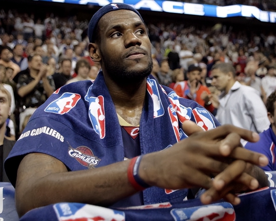 拿到4万分的詹姆斯,到生涯第9年才夺首冠,前八年他都输给谁了?