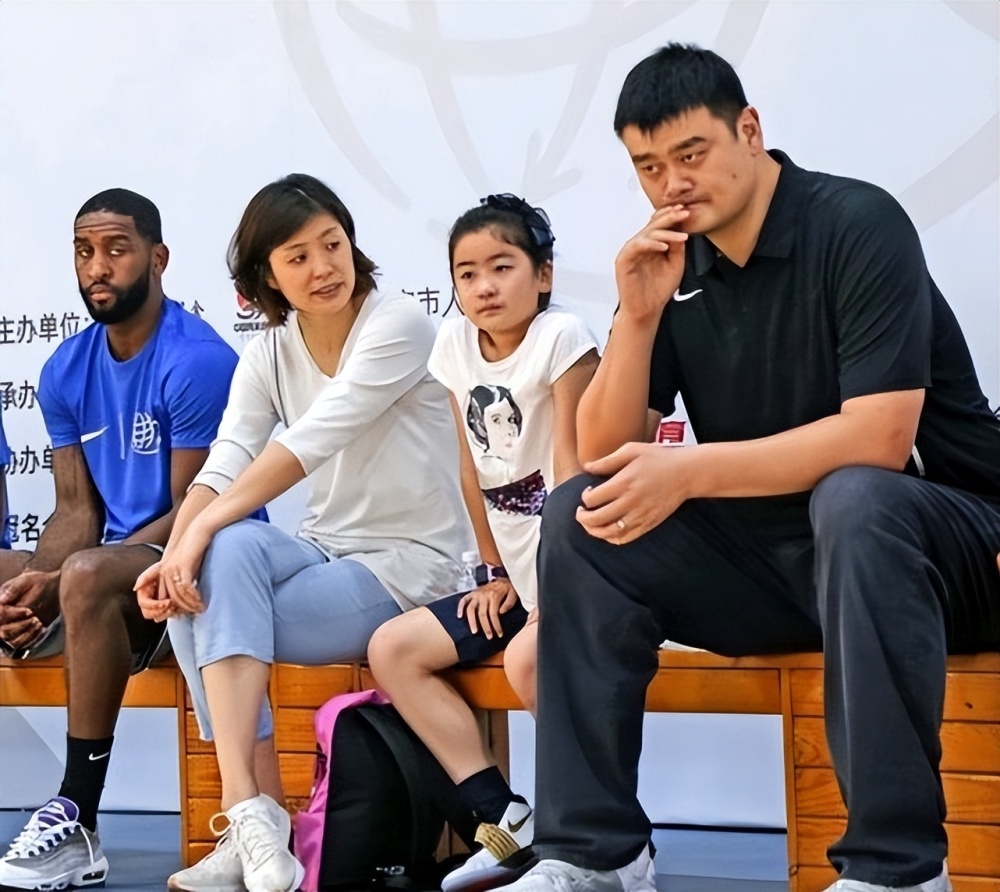 姚明一家亮相12岁女儿1米9叶莉气质外露
