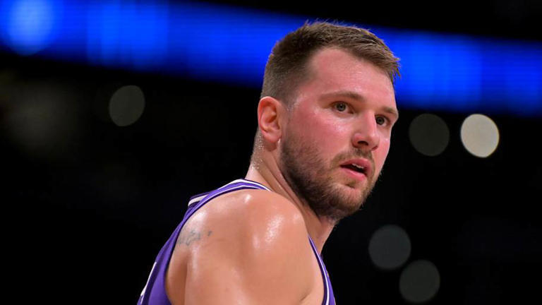 湖人預訂兩連敗？三巨頭全部休戰馬刺 詹皇無緣評獎盧卡有望周五復出 - 