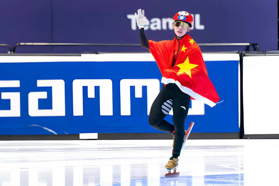 林孝埈实现世锦赛金牌大满贯身披五星国旗庆祝高唱国歌