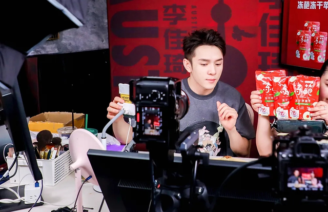 李佳琦风波后直播间现状,评论区两极分化,有人喊加油有人刷下播