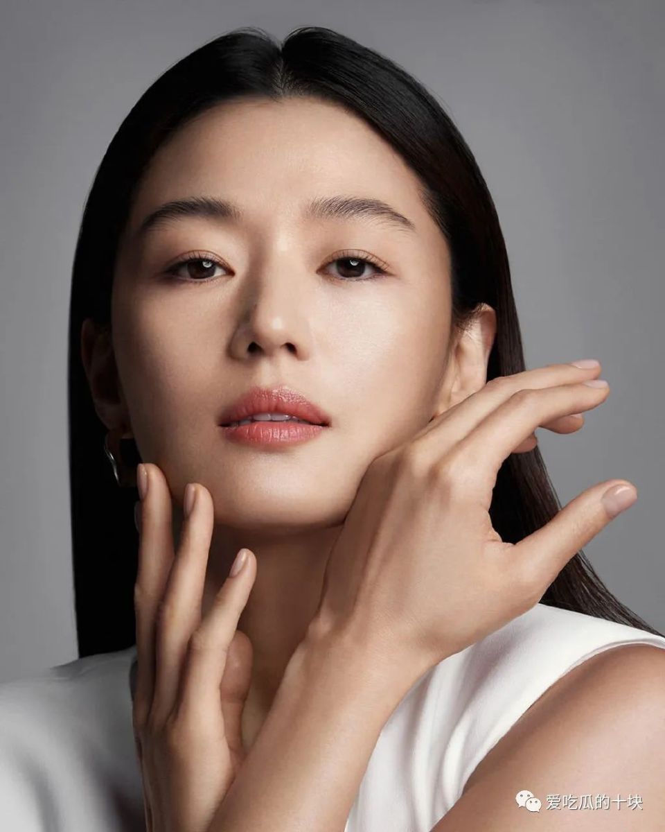 值得注意的是,最近全智贤更是成为lamer首位官宣的品牌大使.