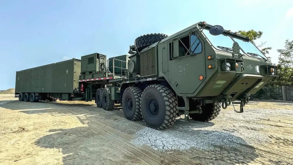 美国海军陆战队首次展示其新型4x4战斧巡航导弹发射器的发射画面