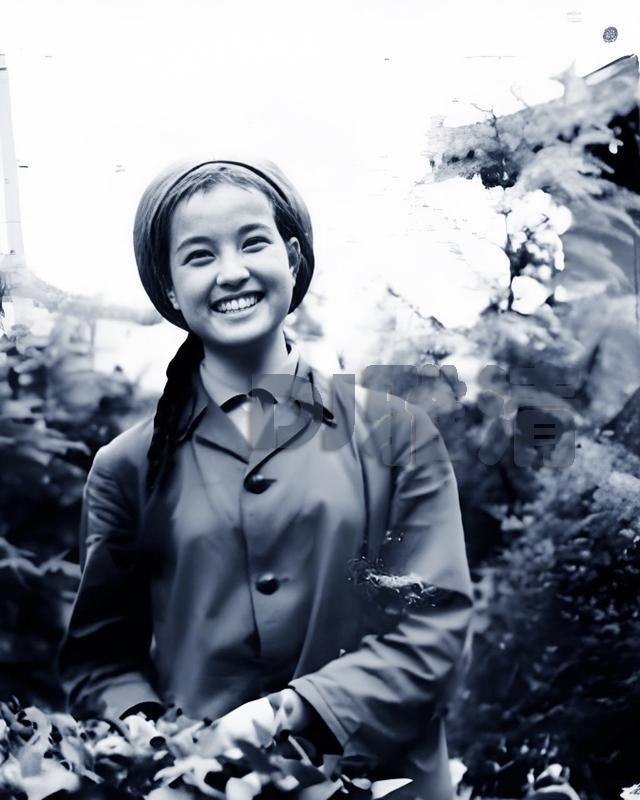 一组罕见老照片,见证刘晓庆青涩时光,战天斗地的女知青,英姿飒爽的小