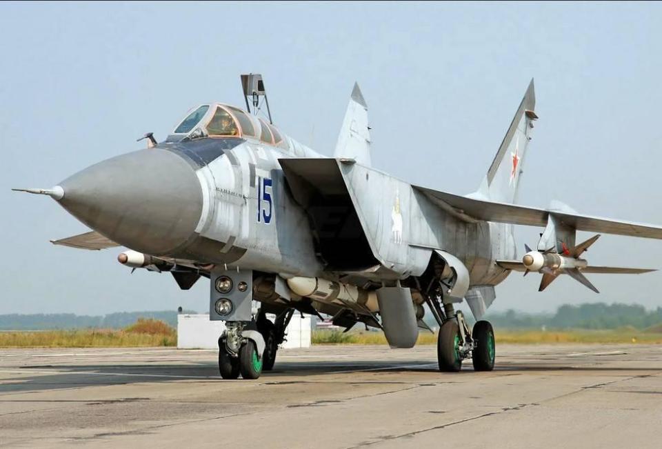 俄罗斯也研发了一批新型的空空导弹,其中包括r77中距空空导弹和r73