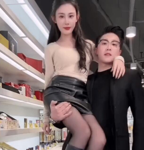 刘二狗和前妻连麦,前妻跟新男友接吻,脸都气绿了
