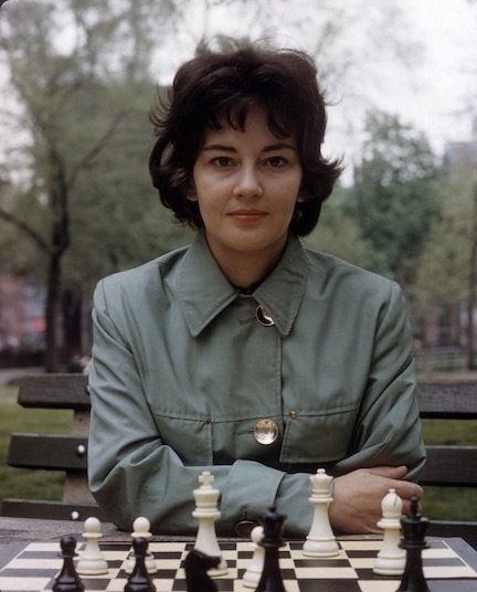 《后翼弃兵》原型悄悄离世,一代女王战天斗地,她的经历比剧里更传奇!