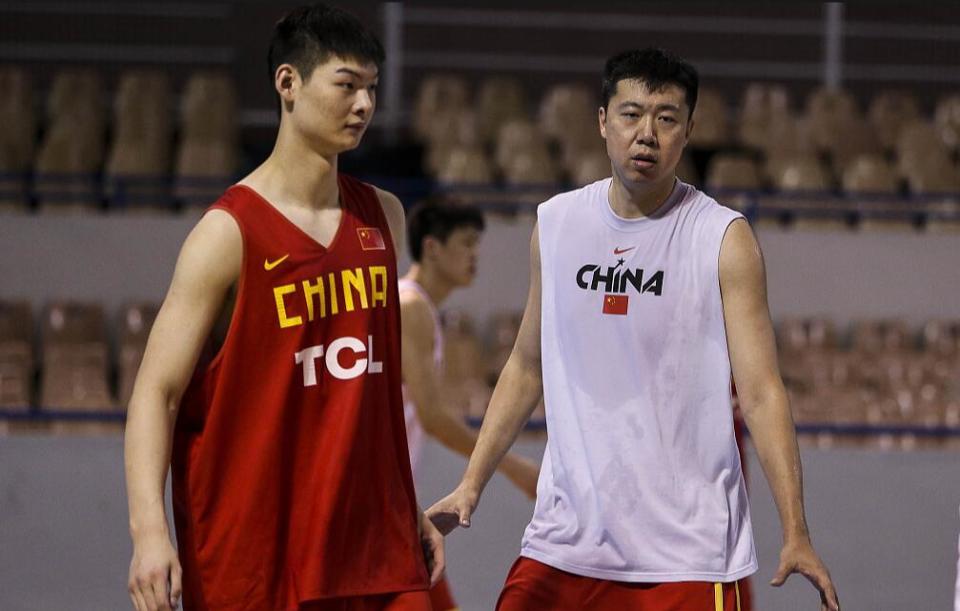 王治郅曾告诉王哲林篮下单打最多转两圈第3圈他就三秒违例了