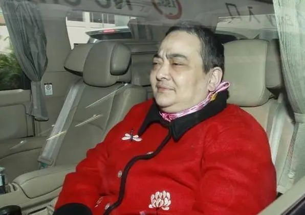 赌王"最丑"女儿:帮哥哥养女儿,62岁仍未婚,名下近百套