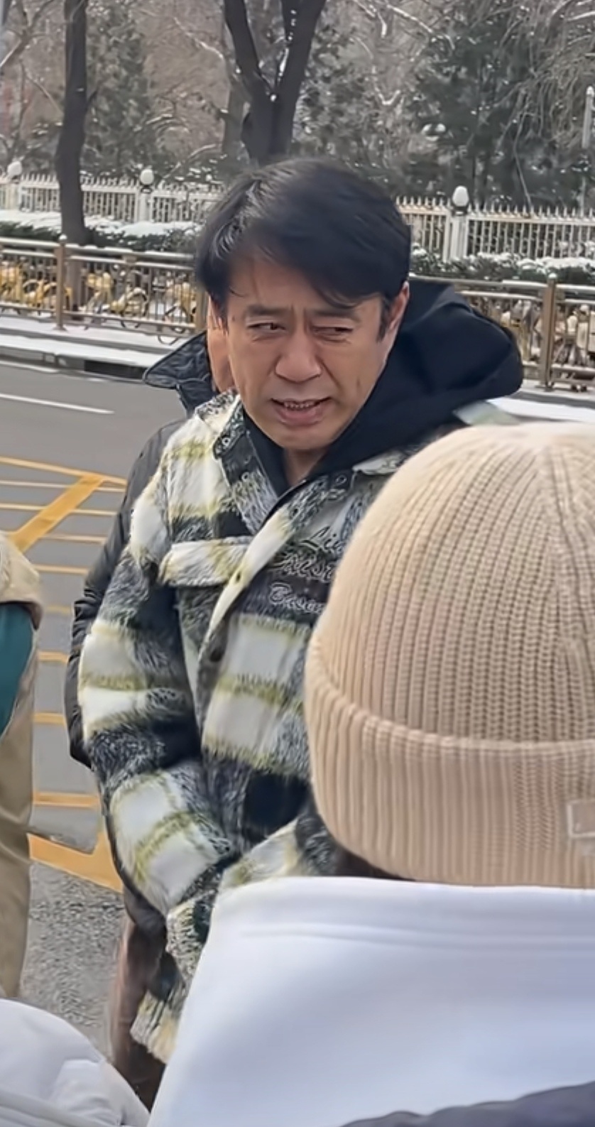 春晚彩排这天，帅到爆炸的胡兵和王阳，败给了低头玩手机的老戏骨_腾讯新闻