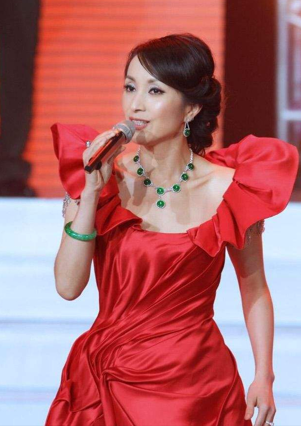 汤灿退圈12年后复出穿紧身裙小腹凸起戴上等翡翠手镯珠光宝气