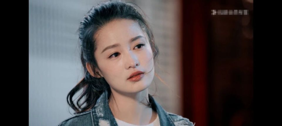 相爱的男友邵振嵘(张云龙饰演)意外去世了,想爱不能爱的雷宇