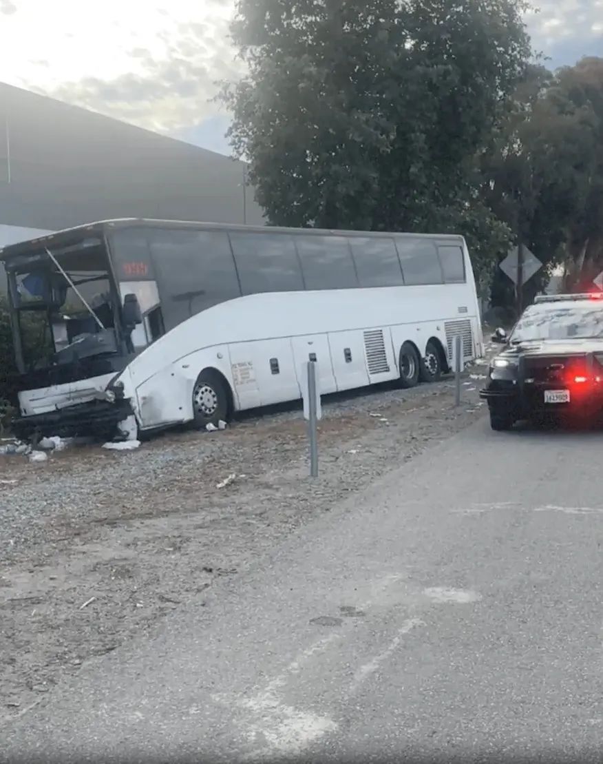 发财团”巴士在60号高速遭遇严重车祸，1死32伤-腾讯新闻