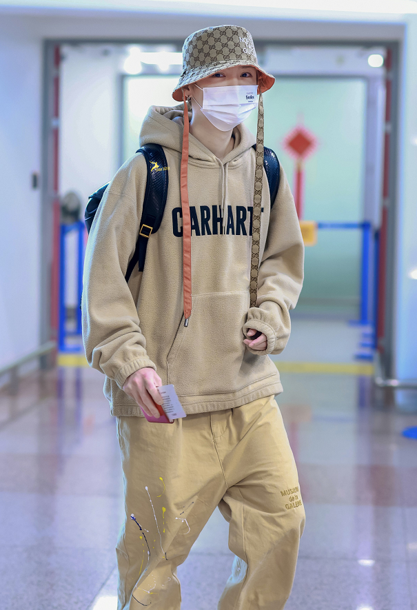 恐高也要去日本鹿晗现身机场穿脏裤子平民鞋手持护照超低调