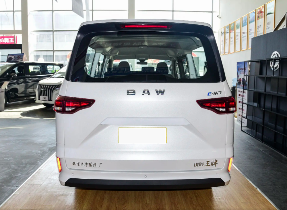 从侧面来看,这款王牌m7新能源搭载的是钢制轮毂,单侧移滑门,这和江淮