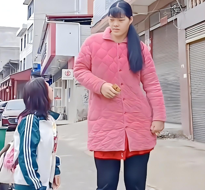 湖南23岁网红女巨人去世,家人拒领骨灰,父亲:我们不要了