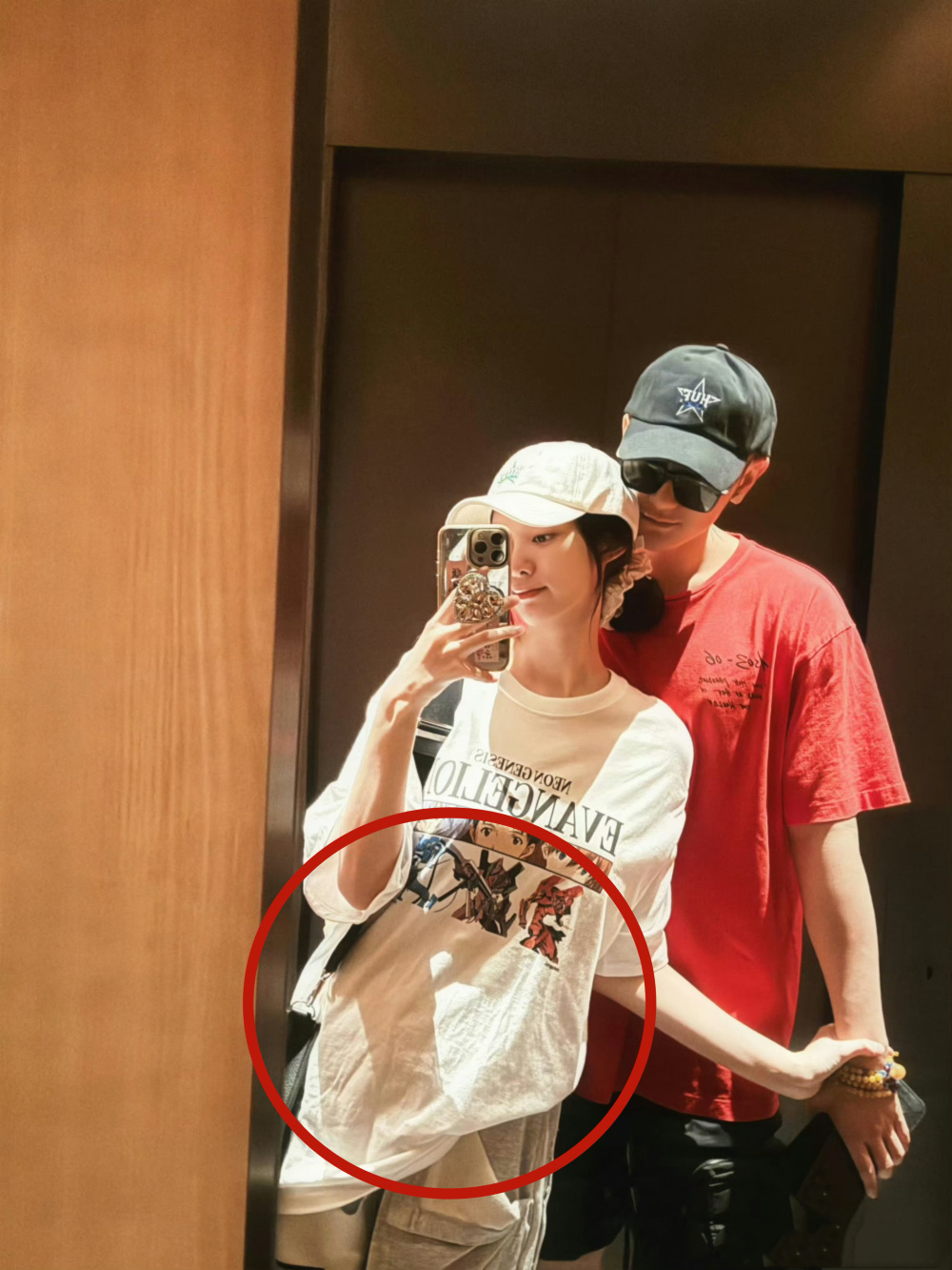 徐艺洋黄子韬求婚后秀恩爱,互穿衣服太亲密,晒照回应怀孕风波