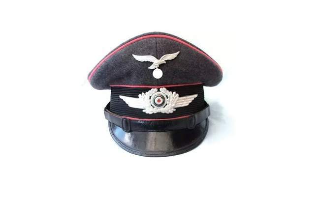 第一种是m32式大檐帽.当时德军的大檐帽有三种.