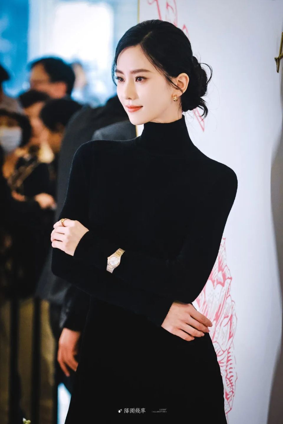 刘诗诗优雅亮相品牌活动,黑色长裙展现高贵黑天鹅魅力