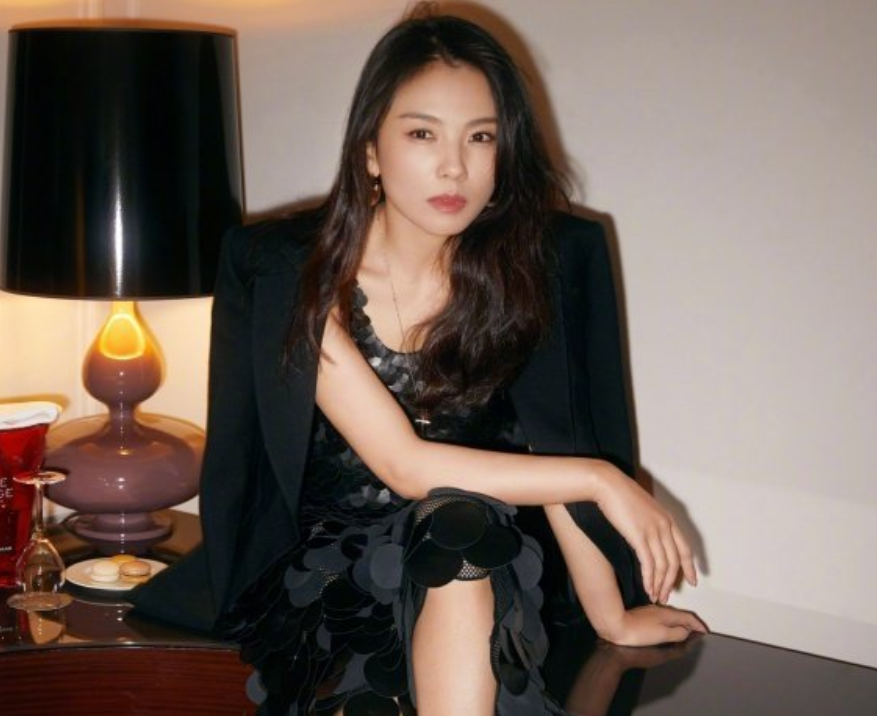 中韩明星时装周同框生图曝光差距明显韩星气质畏缩状态差