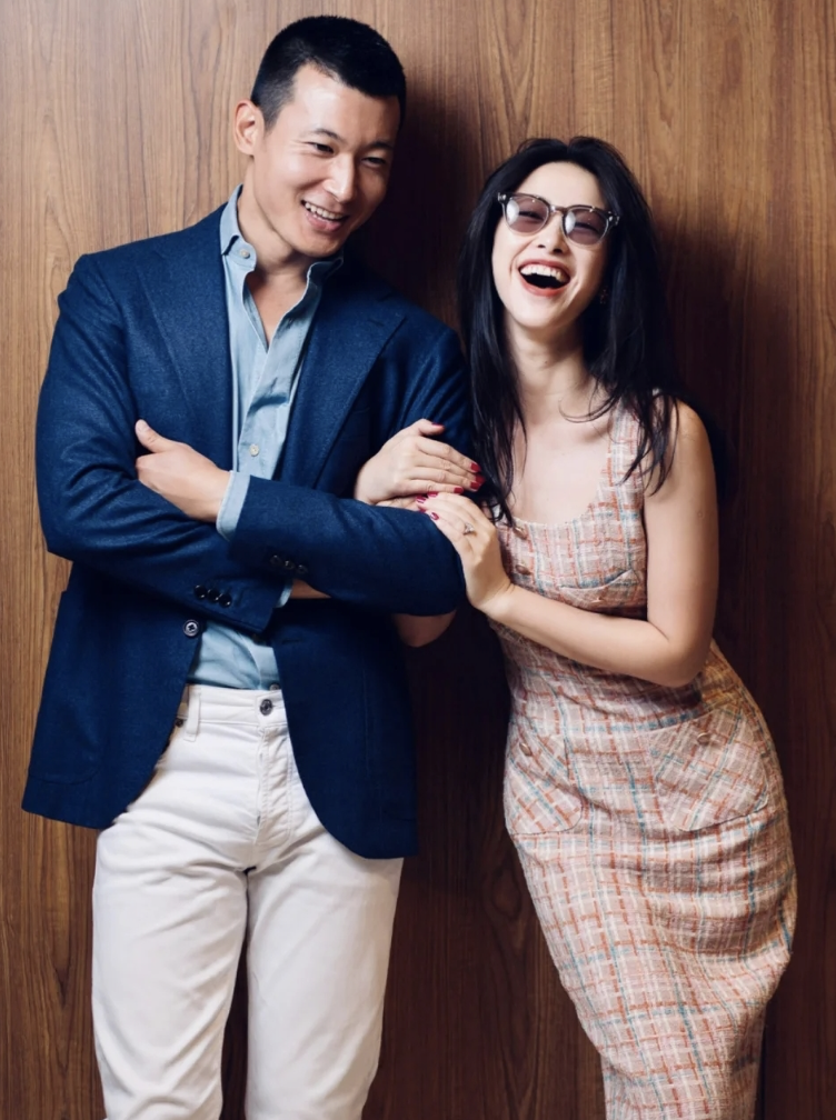 朱珠晒夫妻甜蜜九宫格,被王昀佳公主抱撒狗粮,网友大赞朱珠好辣_腾讯