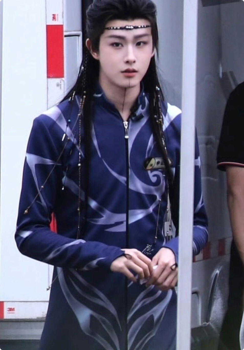 长发飘逸潇洒,甚至有些苗疆少年的气质,抹额以及从下巴到脖子的"虾线"