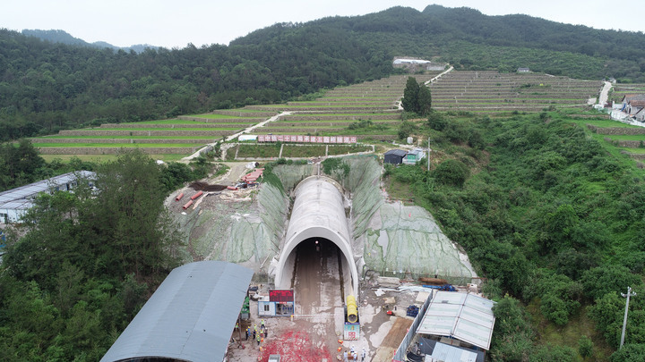 金建铁路五白岭隧道顺利贯通,为金建铁路目前贯通的最长隧道