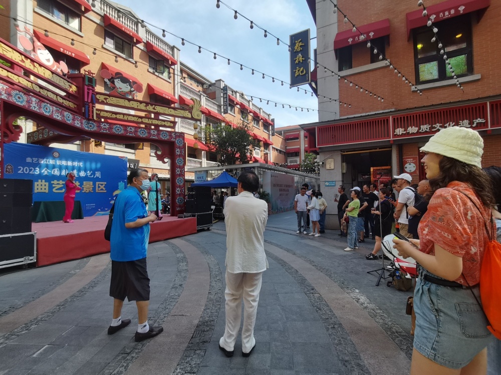 非遗曲艺唱响吉庆民俗街 法国留学生来汉第一天就大饱耳福