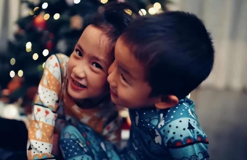 黄磊三胎儿子罕露正脸,孙莉晒儿女日常秀幸福,弟弟长得像多妹